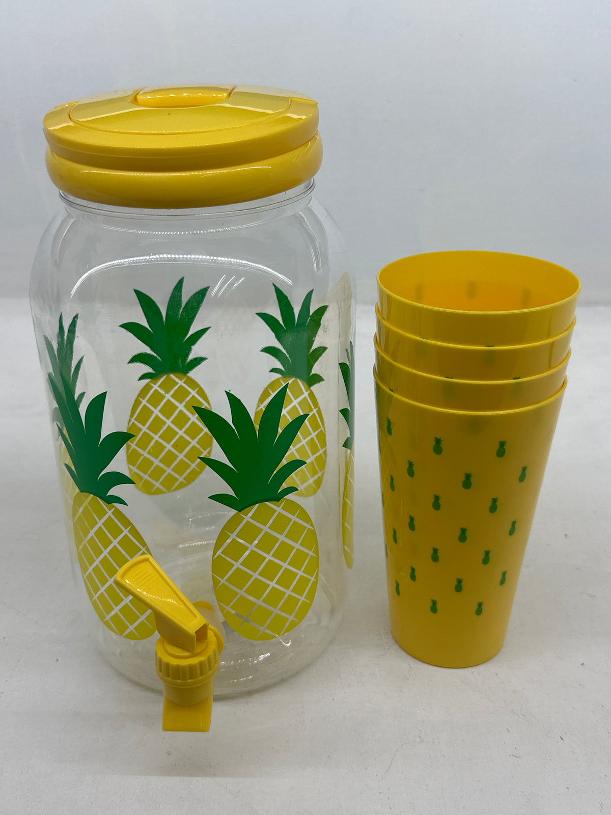 Jarra de 3.8L + 4 Vasos Color Amarillo Diseño Piñas